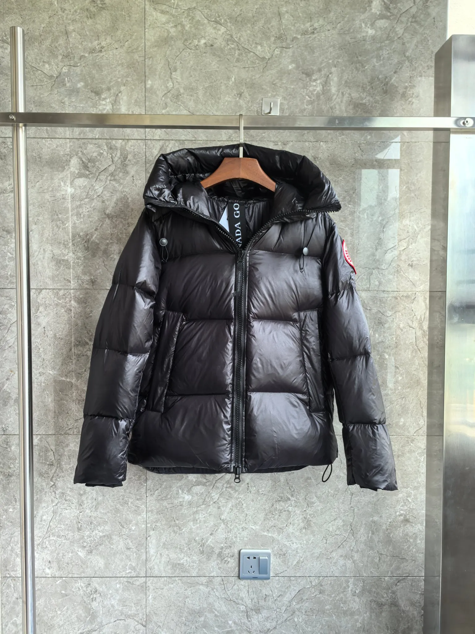 P760 2252M Crofton Puffer Unisex Jacket Down Jacket. Color: black with red label. Size: S M L XL XXL.